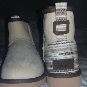 BRAND NEW!! Clasic mini serape uggs-cream